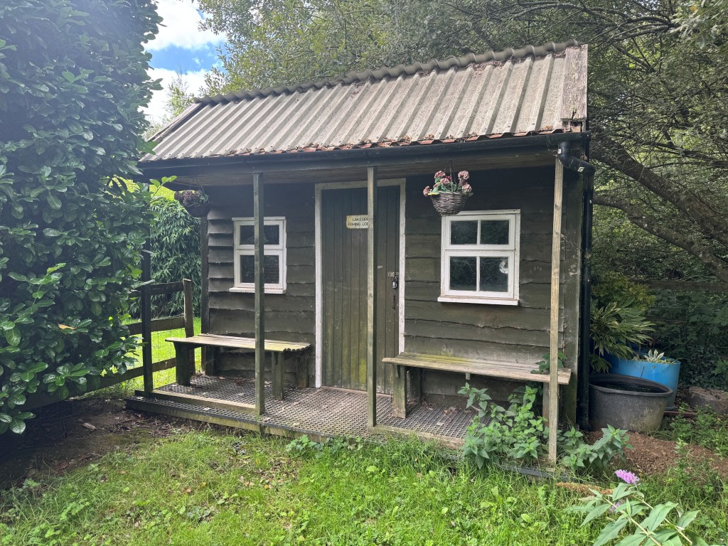 Lot: 71 - FREEHOLD TEN ACRE SITE WITH LAKES AND LODGES - Lakeside fishing lodge